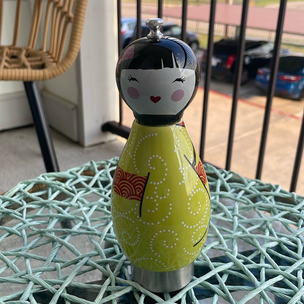 Geisha Salt or Pepper Grinder